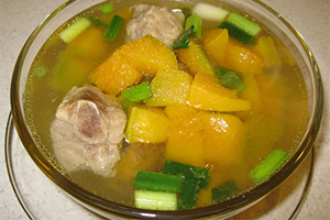 Món ngon chó bé: Canh bí đỏ nấu với sườn non