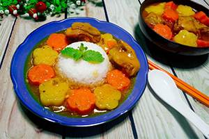 Bữa tối ngon hơn với cơm cà ri gà thơm ngon béo ngậy
