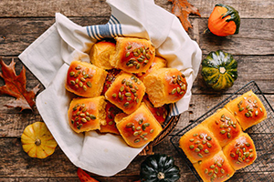 Công thức làm bánh mì bí đỏ thơm ngon, mới lạ cho buổi sáng