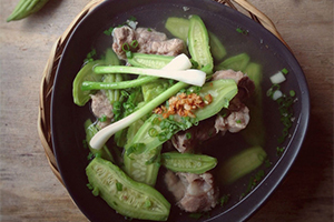 Làm ngay canh khổ qua nấu với sườn thơm ngon