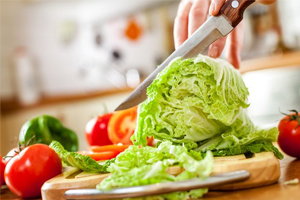 Tuyệt chiêu xử lý những phiền toái khi cắt gọt rau củ dành cho mẹ